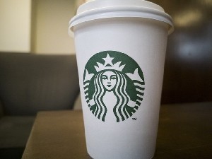 Ведущая лишилась работы из-за Starbucks  