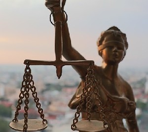 Спасенный заложник добивается справедливости через суд 