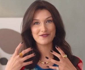 Adidas извиняется перед… Беллой Хадид 