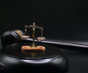 Суд заморозил увольнение Ронена Бара 