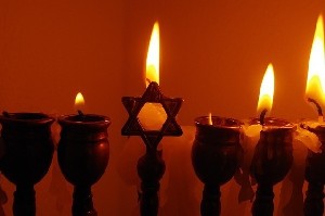 Вторая свеча на месте теракта: Сидней зажёг Хануку, несмотря на кровь и страх