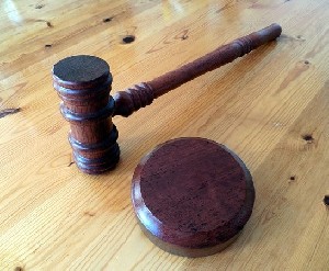 Суд оправдал мужчину, живьем закопавшего подростка 