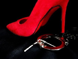 Знаменитость, подозреваемая в убийстве, остается под стражей  Знаменитость, подозреваемая в убийстве, остается под стражей