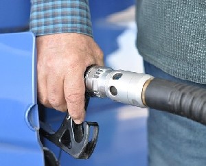 Бензин дешевеет  Бензин дешевеет