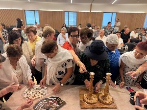 Никогда не поздно: муниципалитет Ришон-ле-Циона отпраздновал бар- и бат-мицву для около 100 человек, переживших Холокост