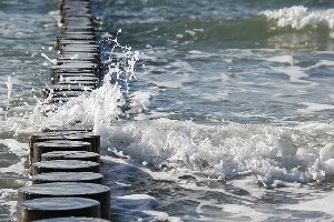 Машина в Эйлате улетела в море. Водителя успели спасти