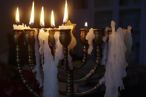 Ханука под охраной: беспорядки в Амстердаме, стрельба в США и запрет в Москве