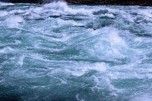 В районе Модиин-Илита продолжаются масштабные поиски подростка, унесенного паводком