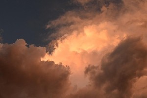 Израиль накрыла оранжевая пыльная буря: ветер до 100 км/ч и опасный воздух