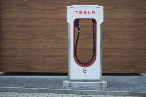 Tesla открыла бесплатные точки быстрой зарядки по всему Израилю