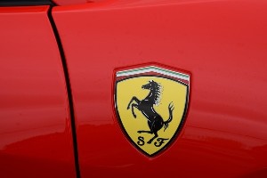 Первый электрокар Ferrari обрушил акции компании: инвесторы в панике